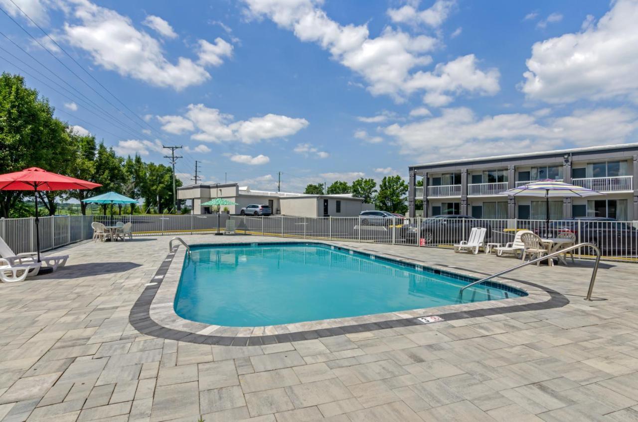 Suburban Studios Verona - Staunton North エクステリア 写真
