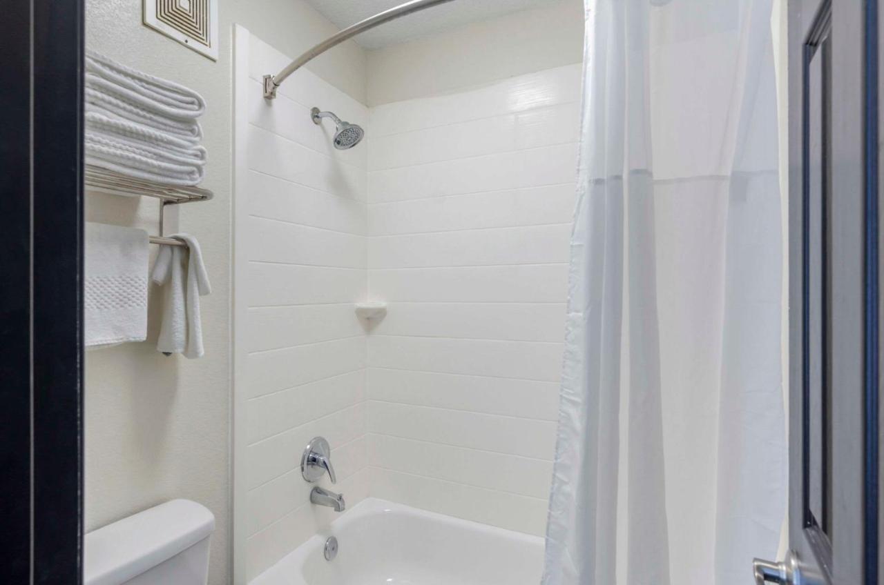 Suburban Studios Verona - Staunton North エクステリア 写真
