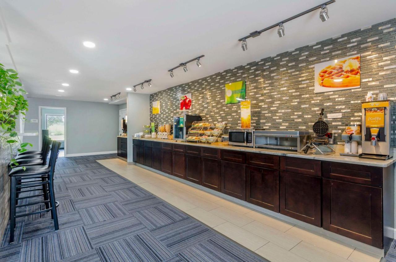 Suburban Studios Verona - Staunton North エクステリア 写真